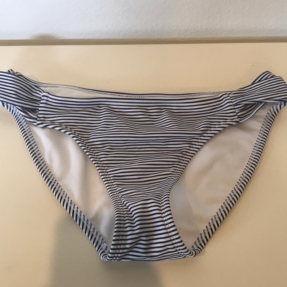 Striped swimsuit bottoms !
